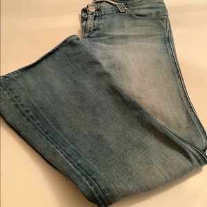 Women’s Rock and Republic Jeans. Waist 32 inches. Inseam 29 inches.